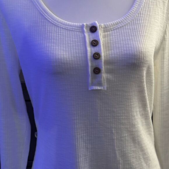 Brand new gorgeous size large top in a bright white - Picture 6 of 7